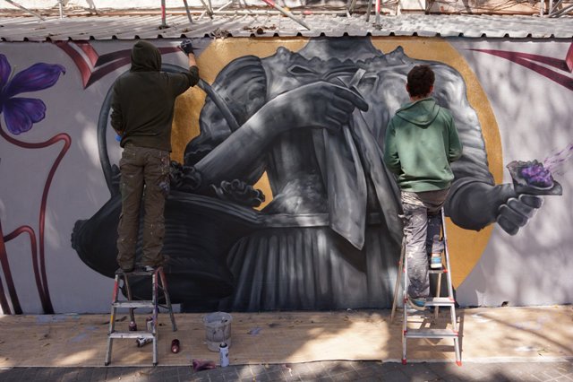 Sendys and Cristian Blanxer working on their piece at Arnau Gallery - Photo © Antoine Careil