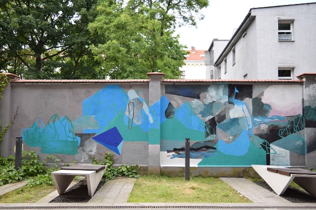 For the project Between Stopovers the Berlin based artists Sophia Hirsch & Johannes Mundinger visited four European cites for four murals and one exhibition