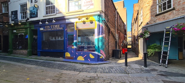 New street art mural splashes onto UK cafe